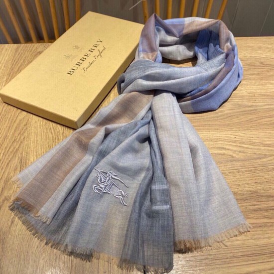 Replica Sciarpa Burberry classica in cashmere con motivo tartan e ricamo cavallo 100 x 200 Replica Sciarpa Burberry classica in cashmere con motivo tartan e ricamo cavallo 100 x 200