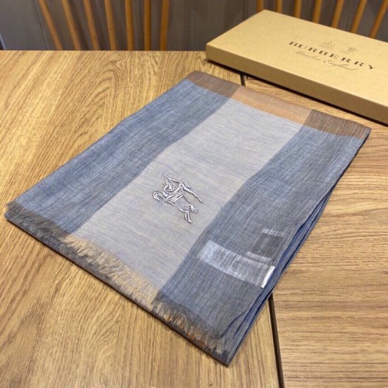 Replica Sciarpa Burberry classica in cashmere con motivo tartan e ricamo cavallo 100 x 200 Replica Sciarpa Burberry classica in cashmere con motivo tartan e ricamo cavallo 100 x 200