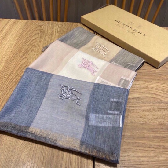 Replica Sciarpa Burberry classica in cashmere con motivo tartan e ricamo cavallo 100 x 200 Replica Sciarpa Burberry classica in cashmere con motivo tartan e ricamo cavallo 100 x 200