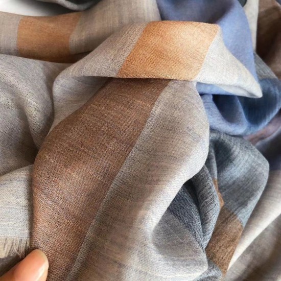 Replica Sciarpa Burberry classica in cashmere con motivo tartan e ricamo cavallo 100 x 200 Replica Sciarpa Burberry classica in cashmere con motivo tartan e ricamo cavallo 100 x 200