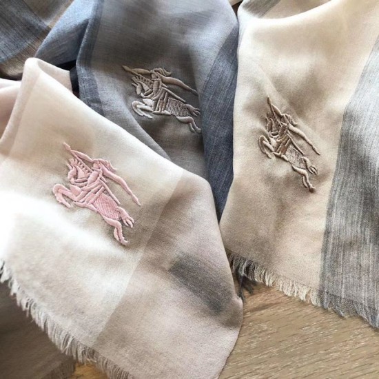 Replica Sciarpa Burberry classica in cashmere con motivo tartan e ricamo cavallo 100 x 200 Replica Sciarpa Burberry classica in cashmere con motivo tartan e ricamo cavallo 100 x 200