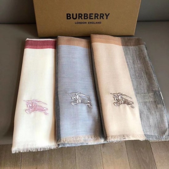 Replica Sciarpa Burberry classica in cashmere con motivo tartan e ricamo cavallo 100 x 200 Replica Sciarpa Burberry classica in cashmere con motivo tartan e ricamo cavallo 100 x 200