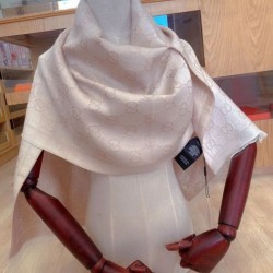Replica Scialle in lurex intarsiato con elementi classici in edizione limitata Rosa